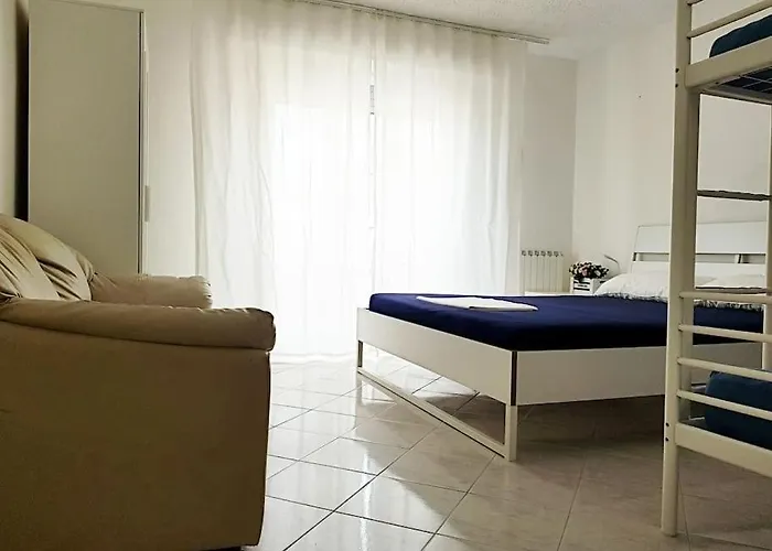 Marotta, 300 Mt Dal Mare, 3 Camere, 10 Letti Appartamento *