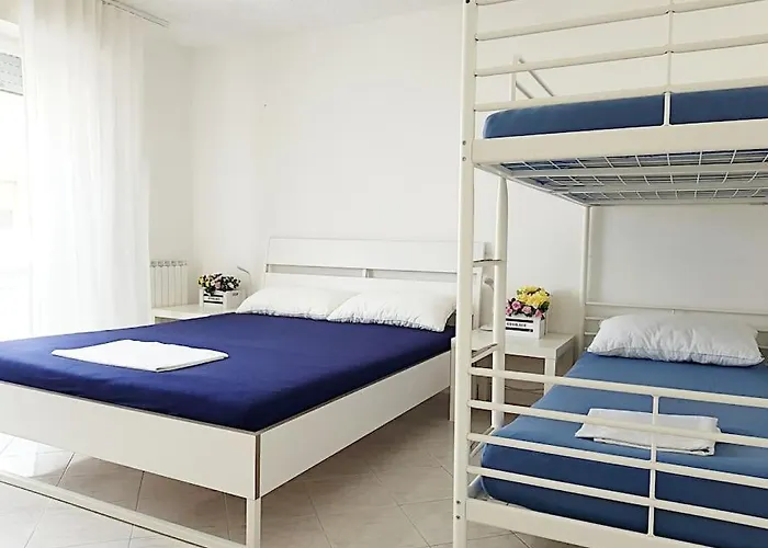 Appartamento Marotta, 300 Mt Dal Mare, 3 Camere, 10 Letti